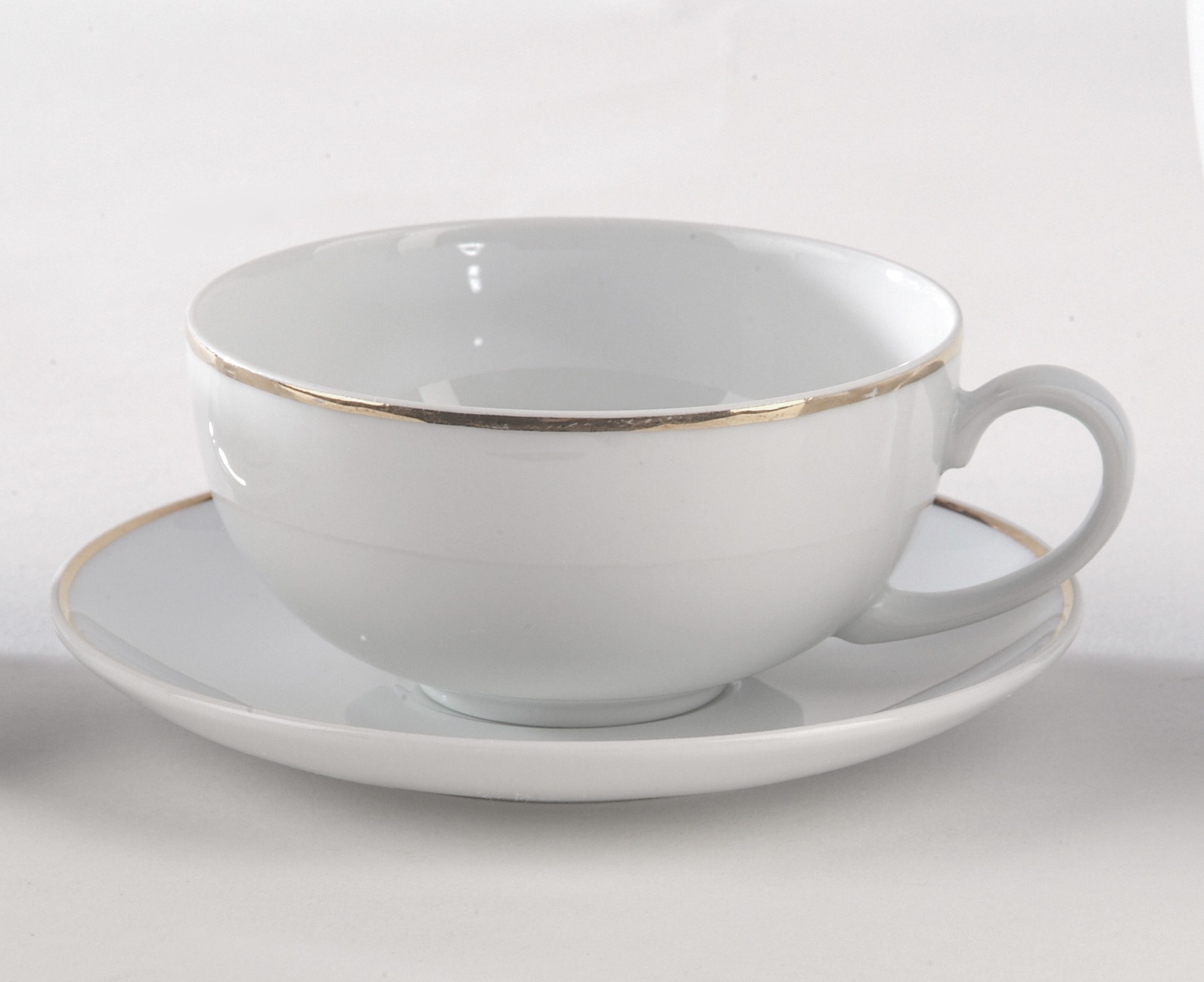 https://www.soiree-reference.fr/152/location-tasse-et-sous-tasse-a-the-porcelaine-blanche-filet-or.jpg